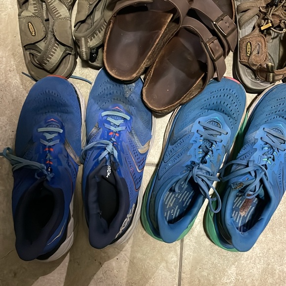 5x pair shoe lot (2) Hoka one one (2) keens (1) Birkenstocks - Picture 4 of 10